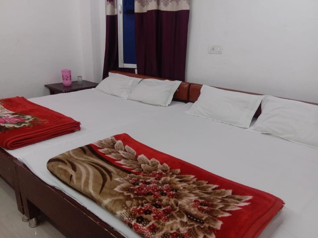 New Hotel Yatri Niwas Varanasi Exterior foto